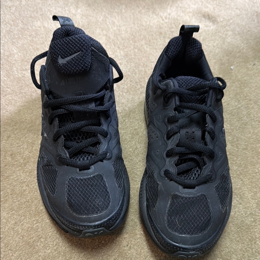Nike Black Sneakers Sleek Design Comfort